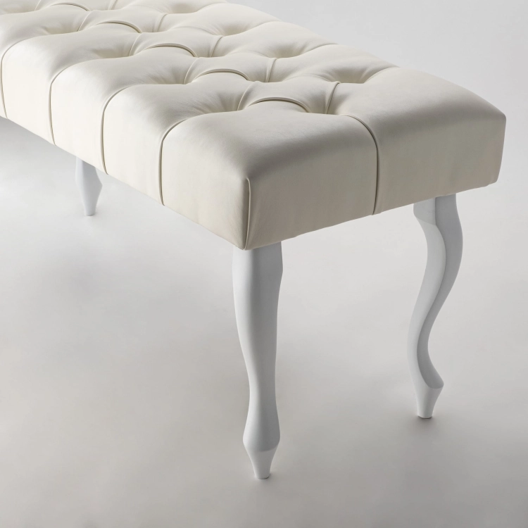 Banc élégant en cuir crème avec capitonnage, parfait pour un couloir ou une entrée
