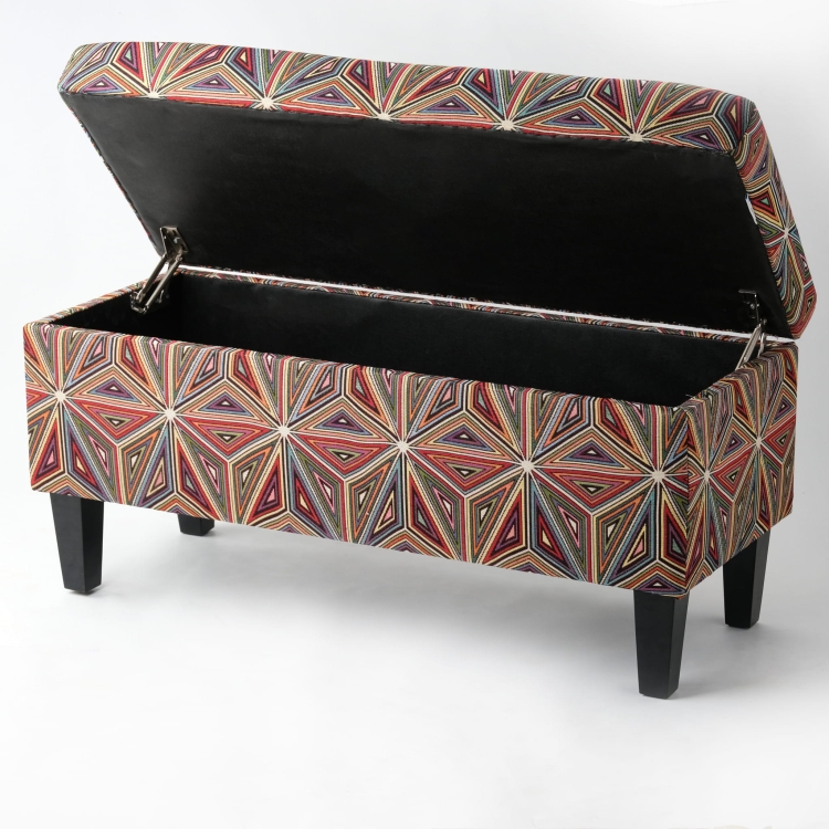 Un pouf de rangement tapissé de fleurs colorées, parfait pour les intérieurs cosy