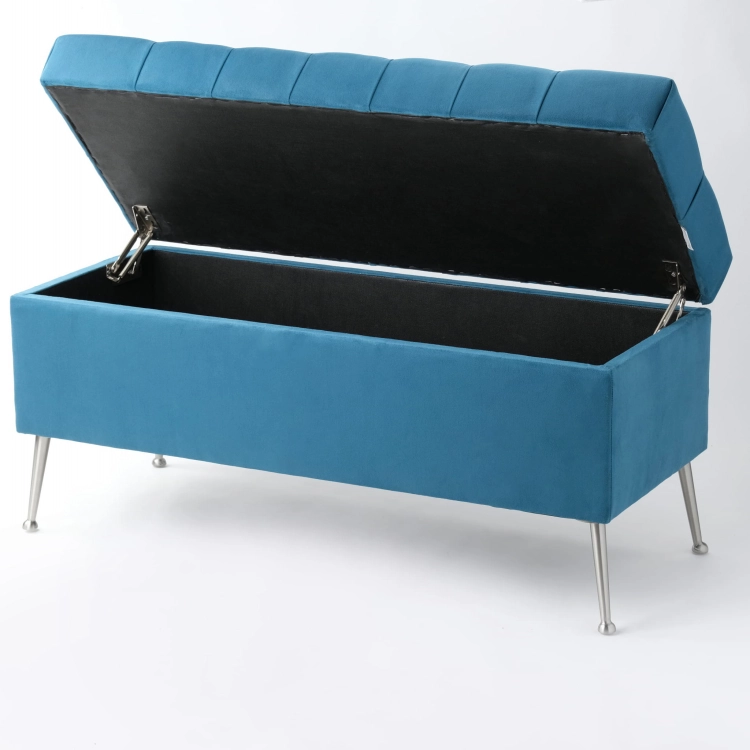 Pouf matelassé élégant avec un contenant en bleu sur des pieds fins