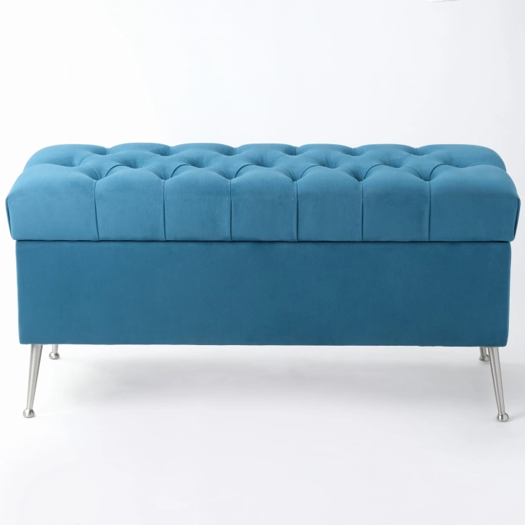 Pouf bleu moderne avec matelassage et rangement, reposant sur des pieds en métal