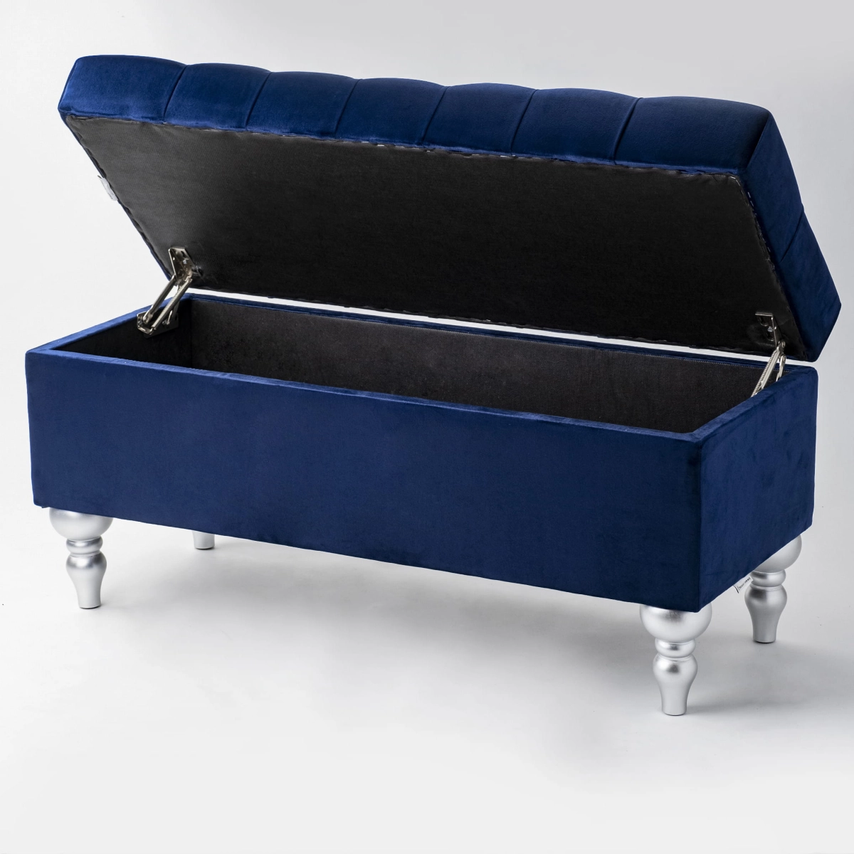 Pouf matelassé bleu marine avec rangement, un accessoire élégant et spacieux