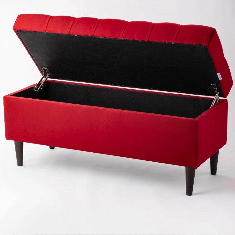 Coffre matelassé rouge, ouvrant et spacieux