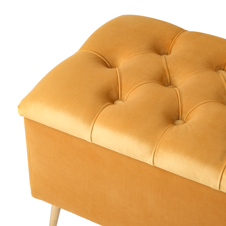 Un pouf avec rangement et matelassage, parfait pour les intérieurs modernes et colorés