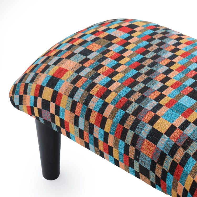 Repose-pieds de fauteuil aux couleurs vives, meuble confortable et décoratif