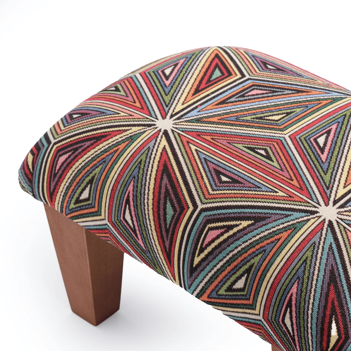 Repose-pieds de fauteuil aux couleurs vives, meuble confortable et décoratif