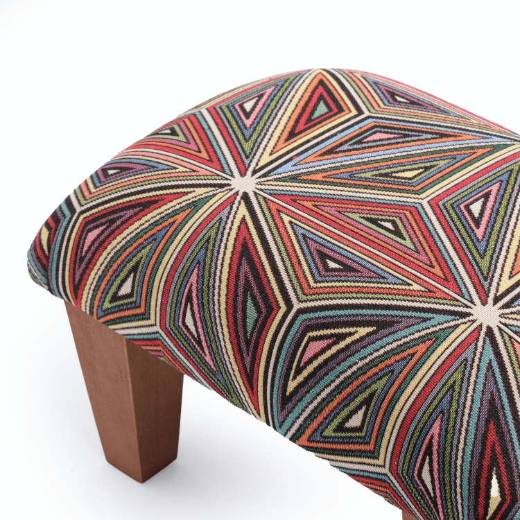 Repose-pieds de fauteuil aux couleurs vives, meuble confortable et décoratif