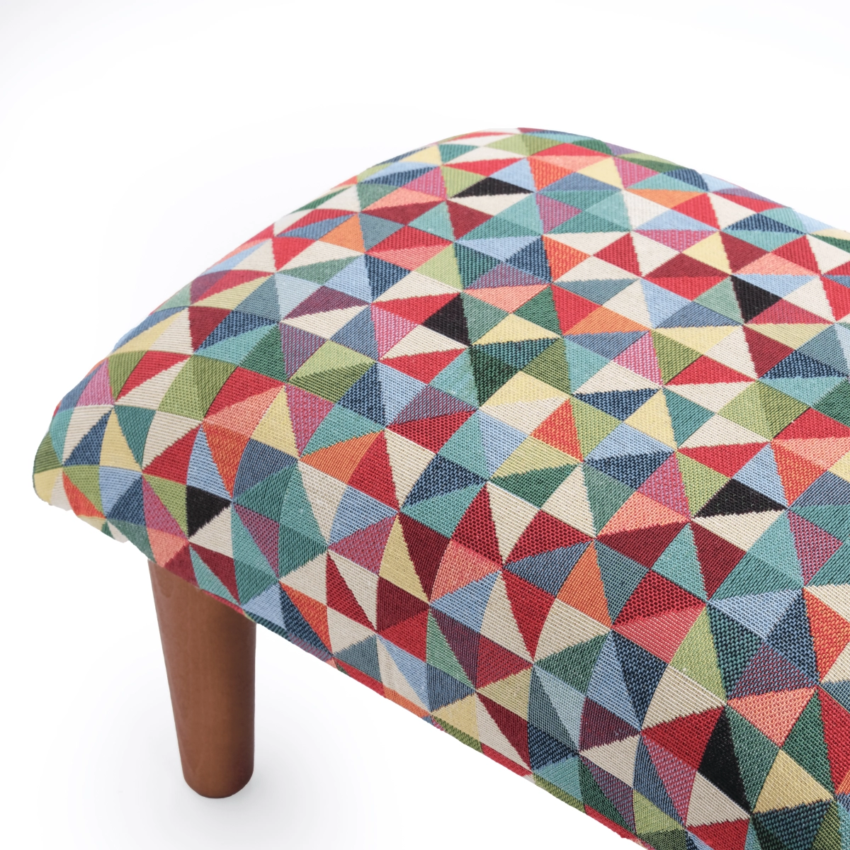 Repose-pieds confortable pour un fauteuil au design géométrique, un meuble décoratif