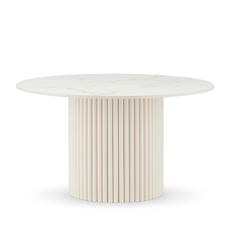 Okrągły biały stolik z kamiennym blatem i dekoracyjną ryflowaną podstawą
