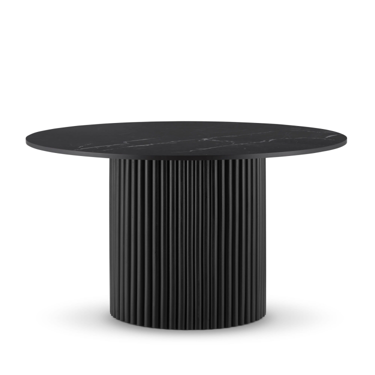 Table noire élégante avec plateau en pierre et base rainurée pour un intérieur élégant