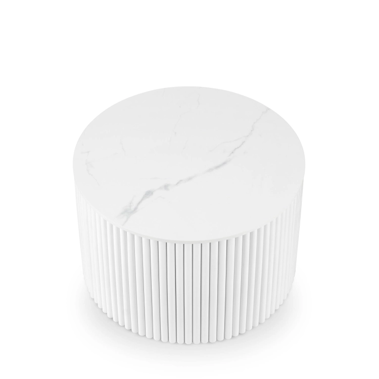 table blanche moderne avec une base rainurée et un plateau en pierre