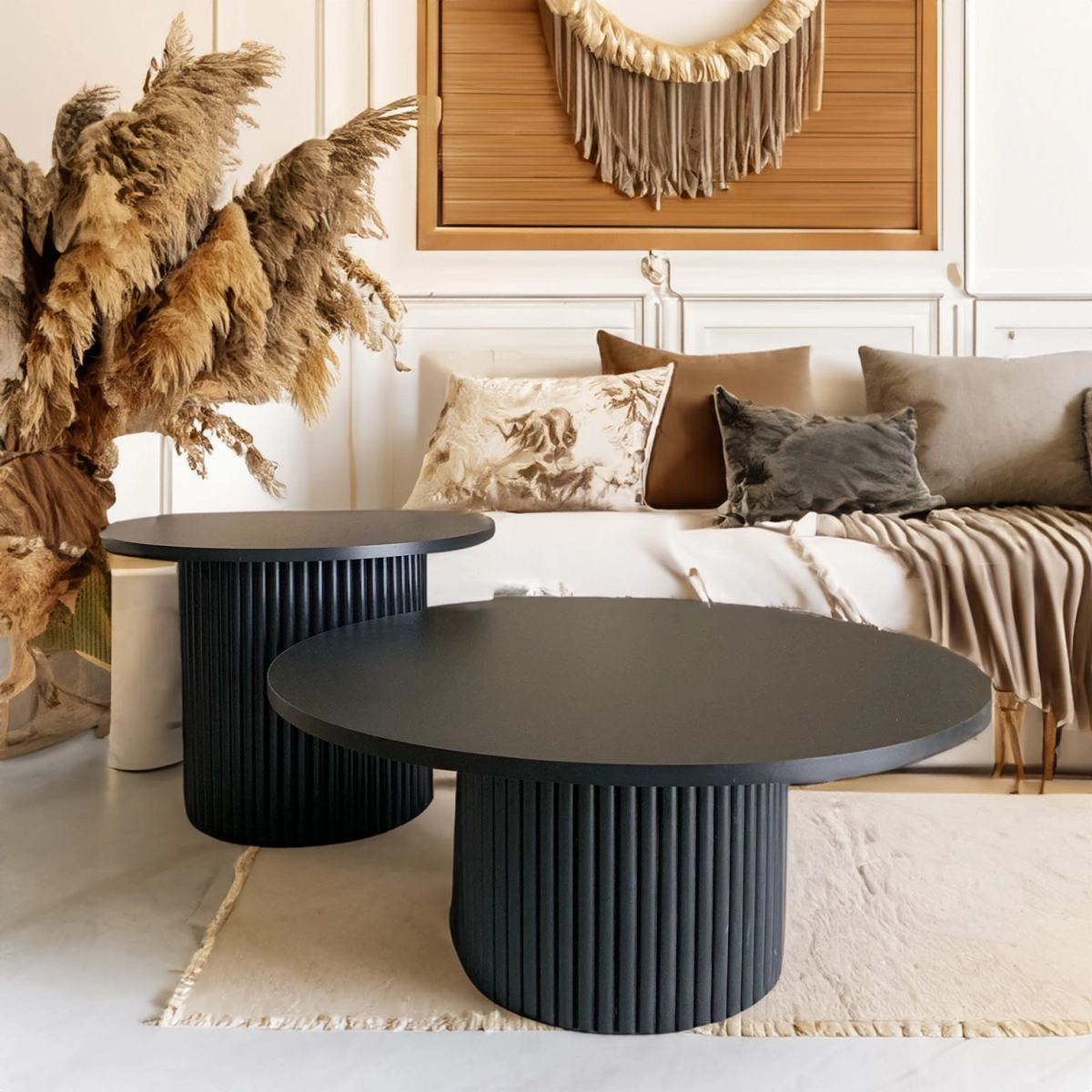 ensemble de tables rainurées noires