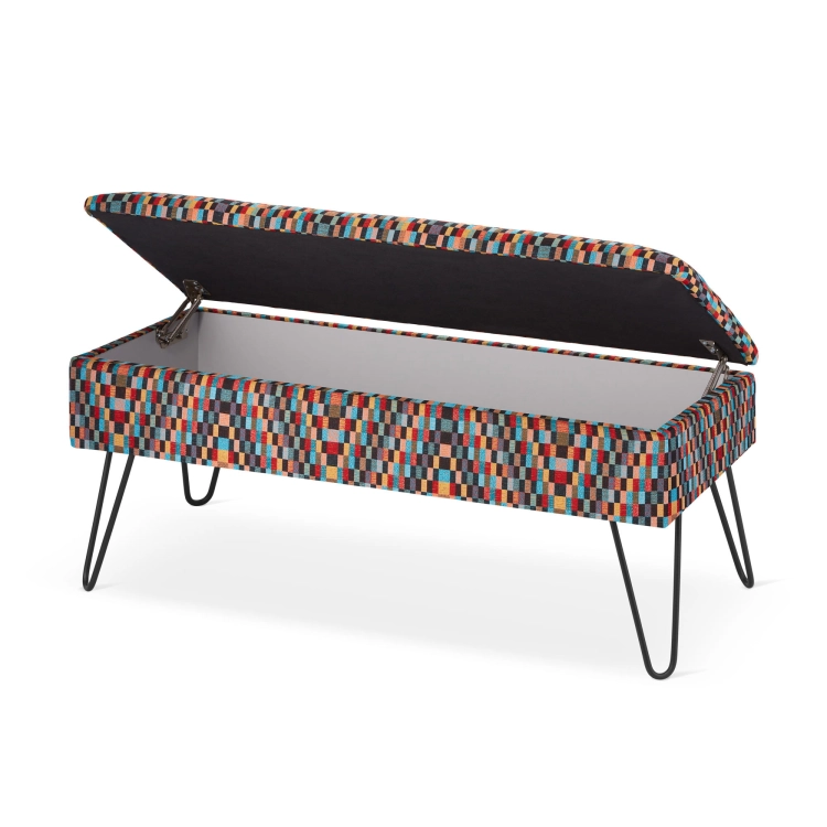 Pouf matelassé confortable avec pieds en épingle