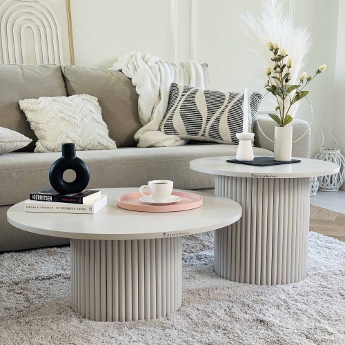 un ensemble de tables basses blanches rainurées