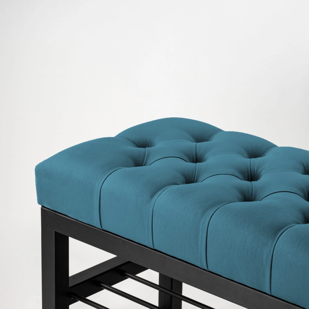 Banc matelassé bleu avec structure en acier et étagères