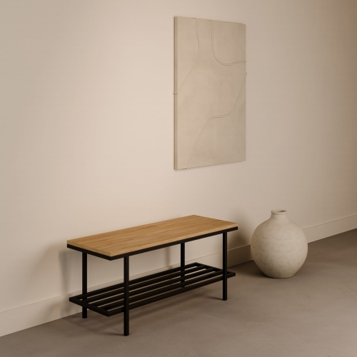 Banc avec plateau en bois de style industriel sur une base en acier dans un couloir