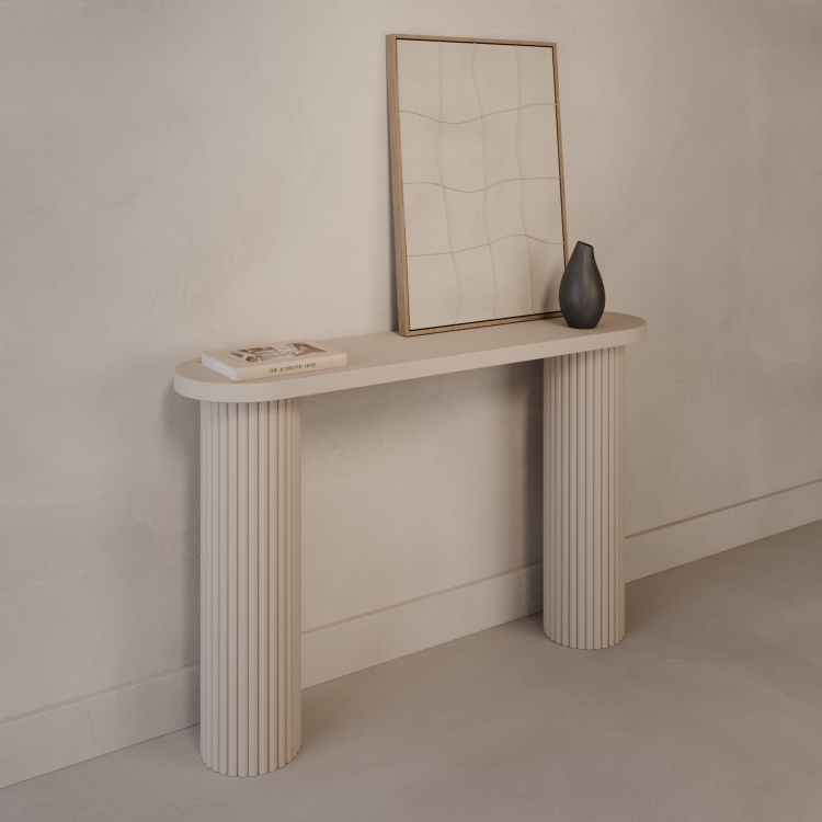 Console en cachemire avec pieds cannelés, idéale pour le couloir