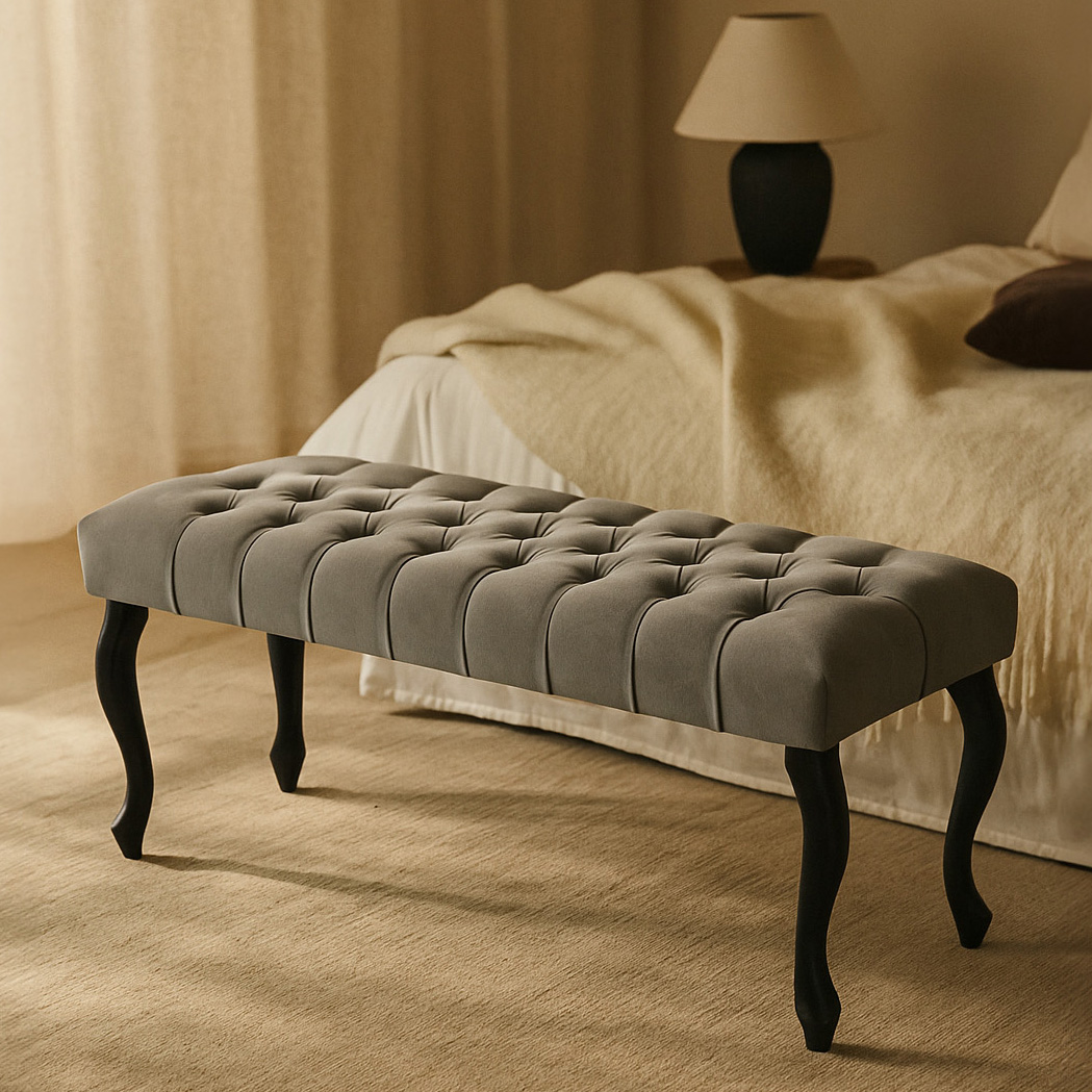 Banc matelassé gris avec pieds noirs