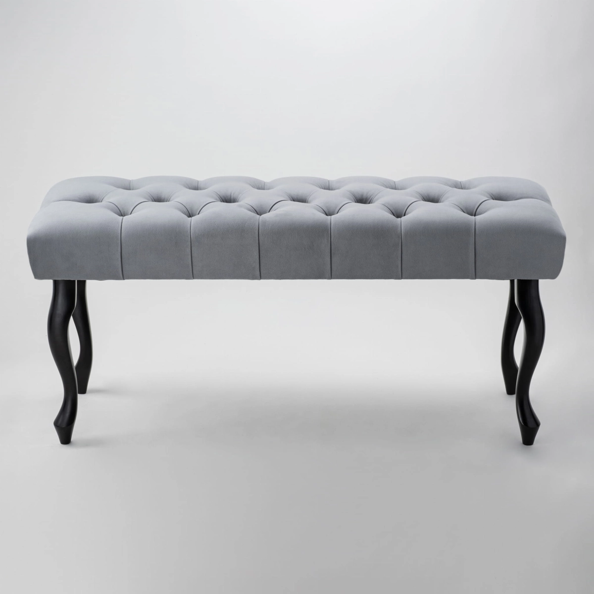 banc matelassé gris avec pieds noirs, meuble élégant et fonctionnel pour le couloir