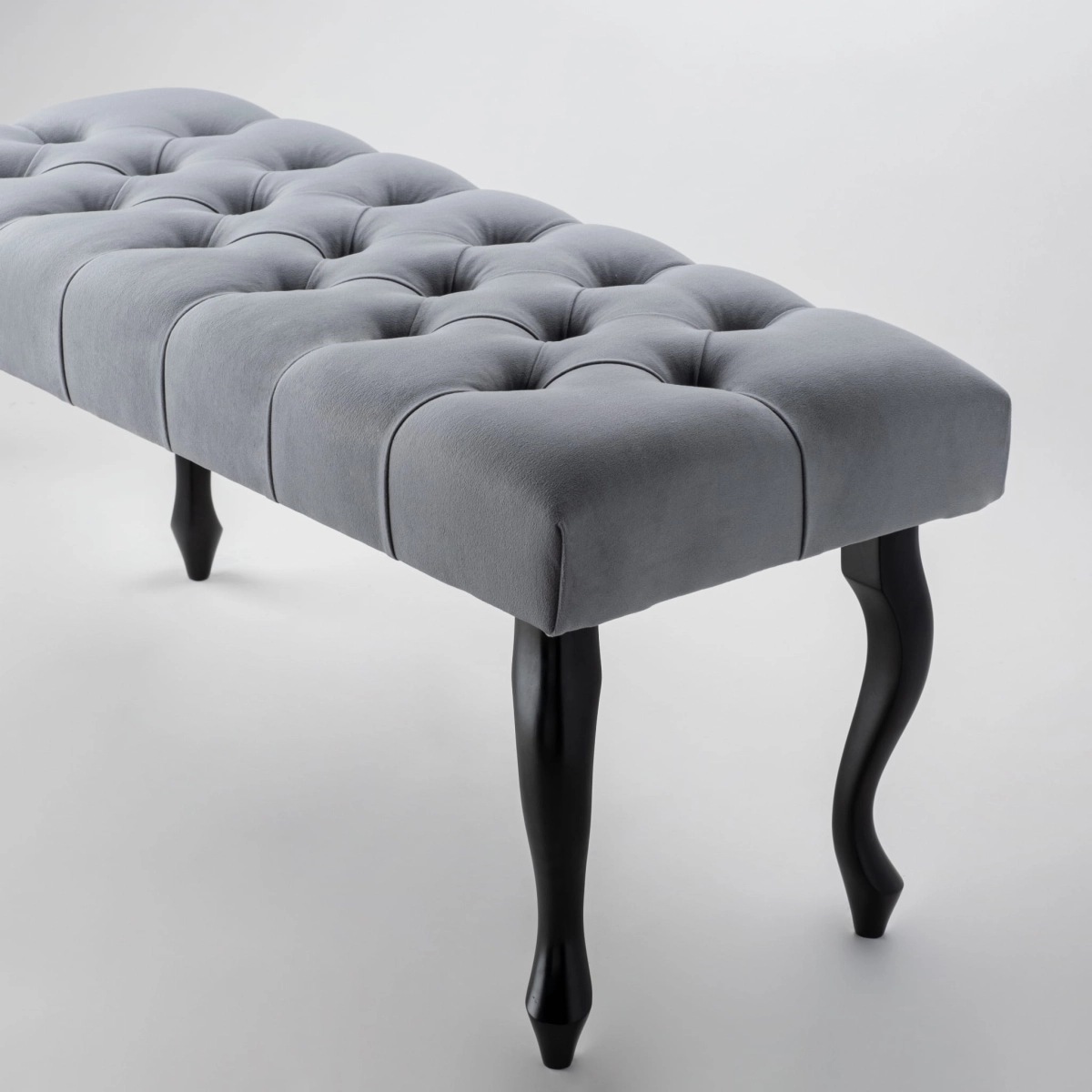 Banc gris avec matelassage et pieds noirs