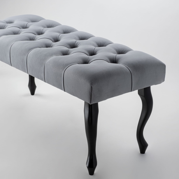 Banc gris avec matelassage et pieds noirs