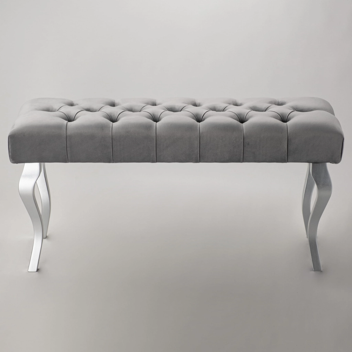 Banc matelassé gris avec pieds chromés élégants