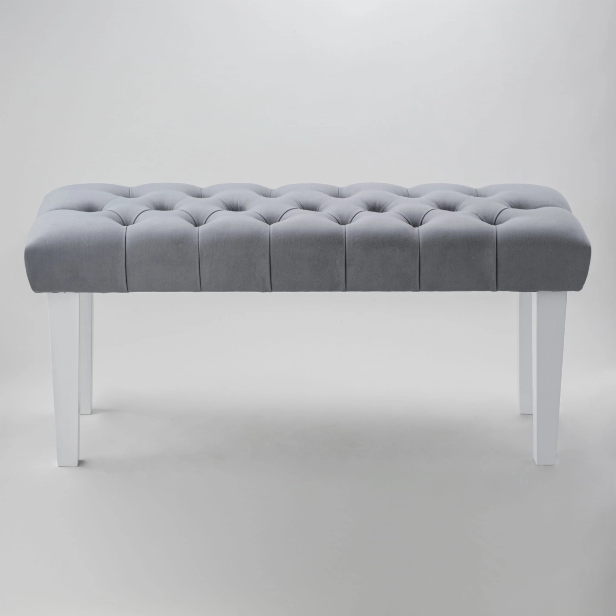 Banc matelassé gris avec pieds droits blancs