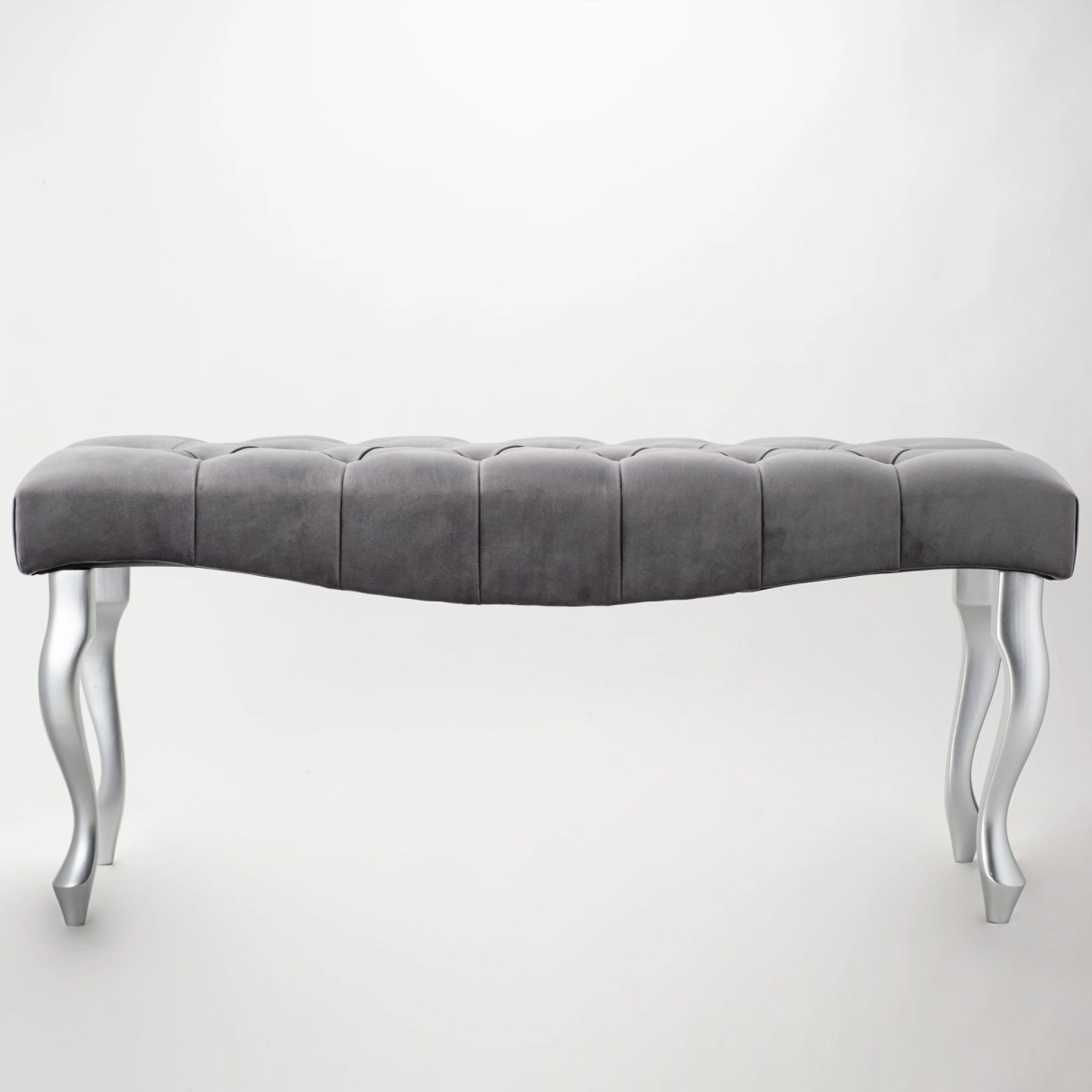 banc gris avec une assise matelassée en forme de vague