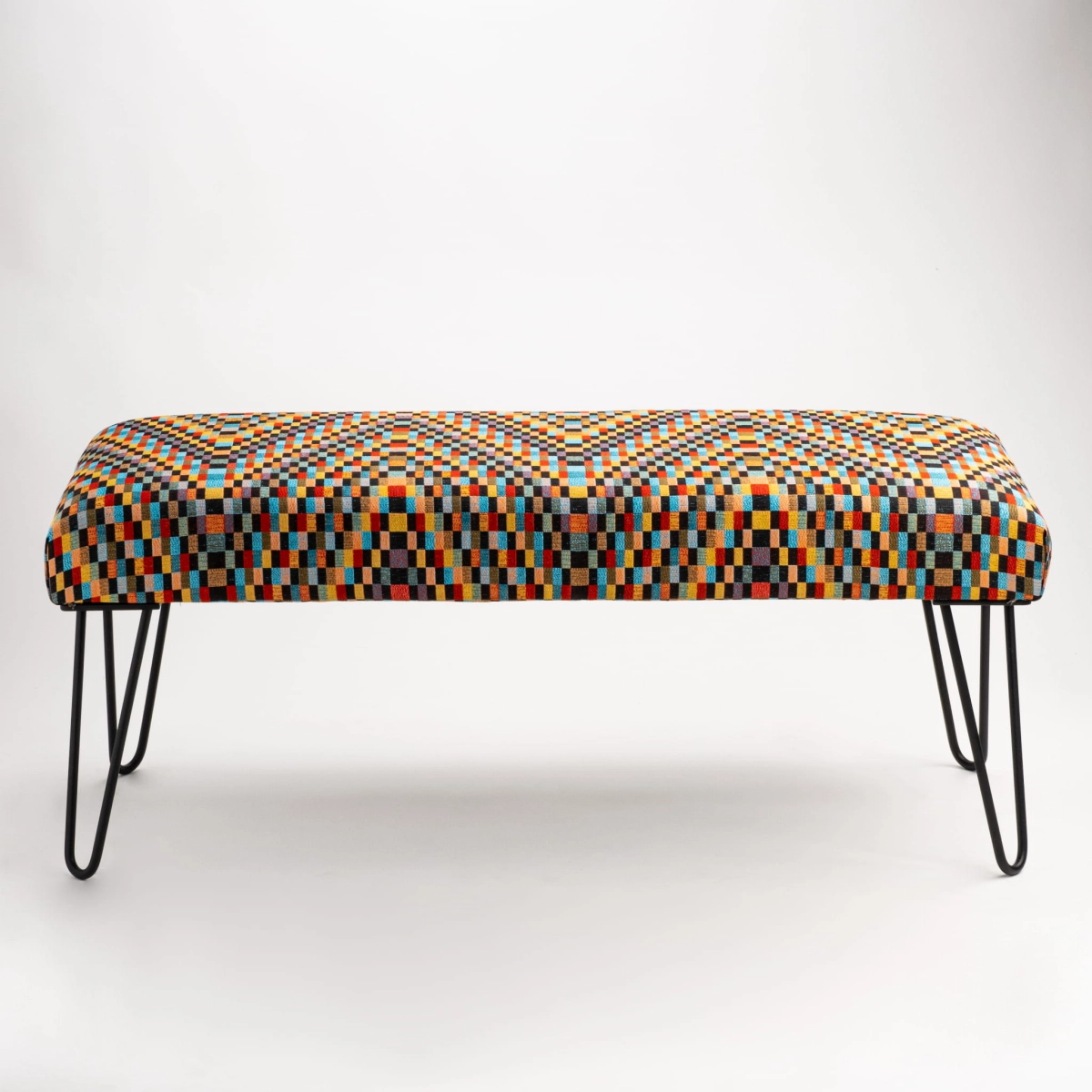 Banc industriel rembourré avec motif coloré et pieds fins en épingle