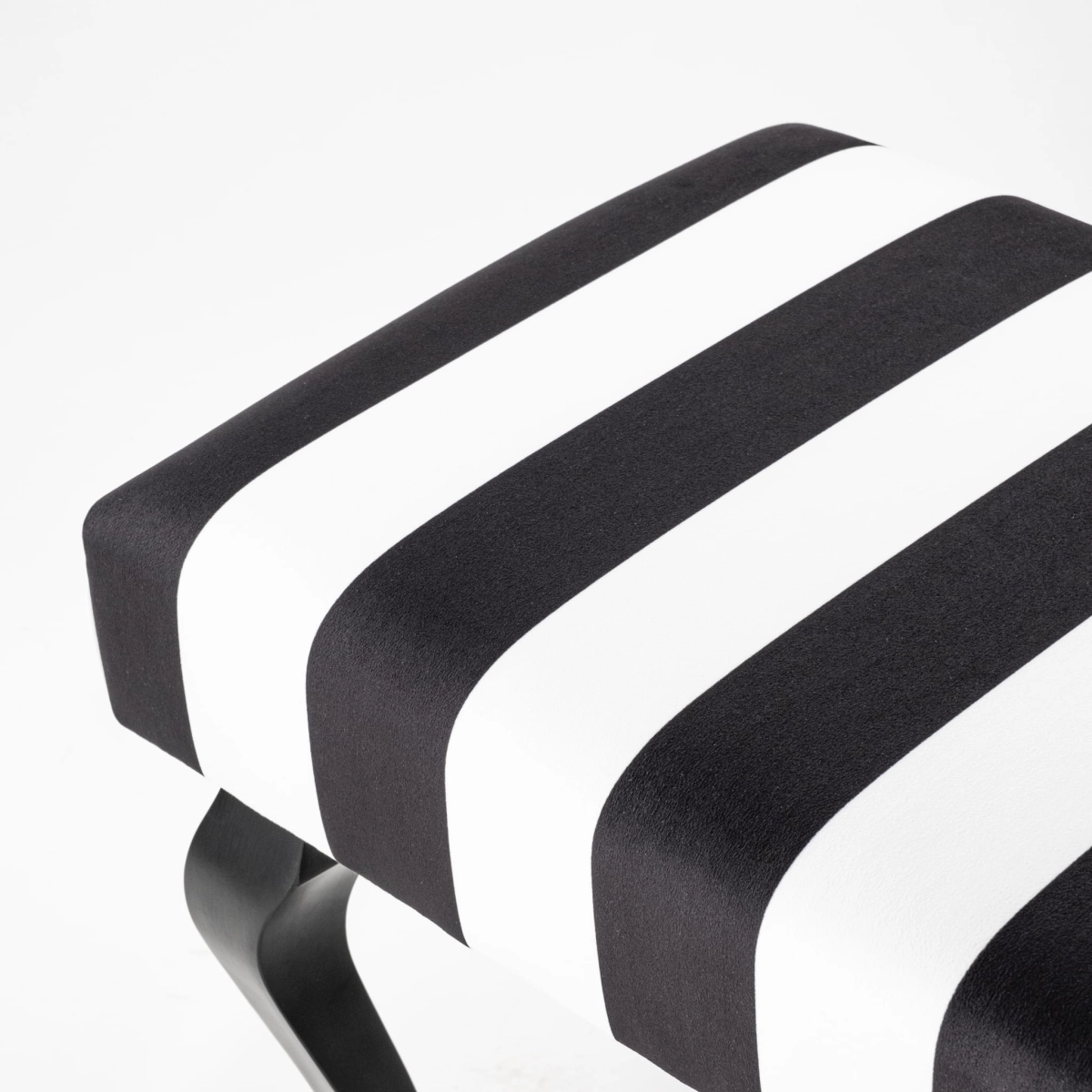 Rayures noires et blanches sur le banc