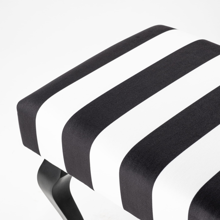 Rayures noires et blanches sur le banc