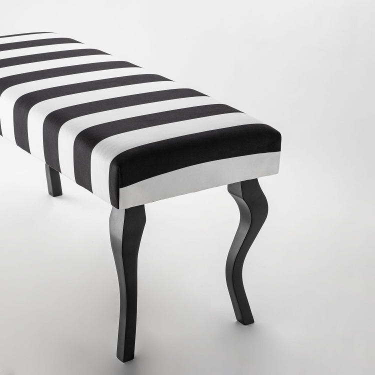Banc rayé noir et blanc avec pieds noirs