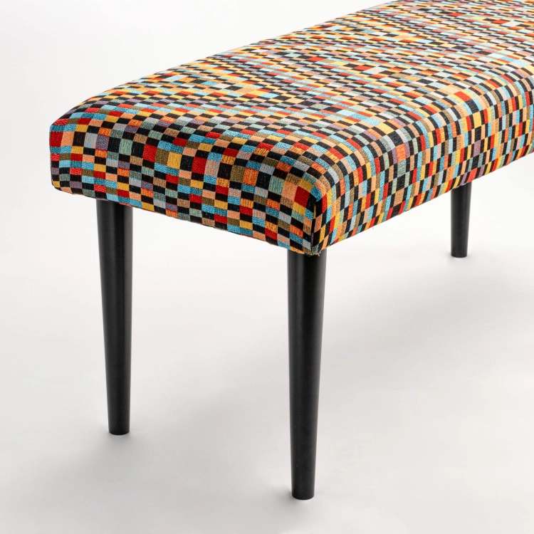Banc rembourré avec pieds noirs et tissu à motifs