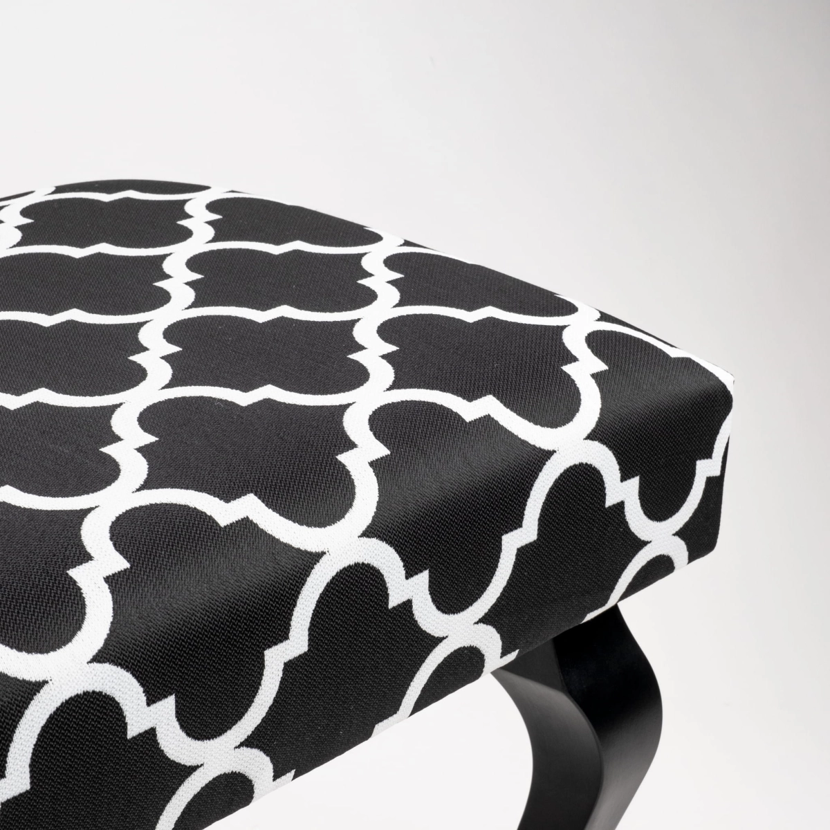 Banc décoratif avec revêtement orné et pieds noirs