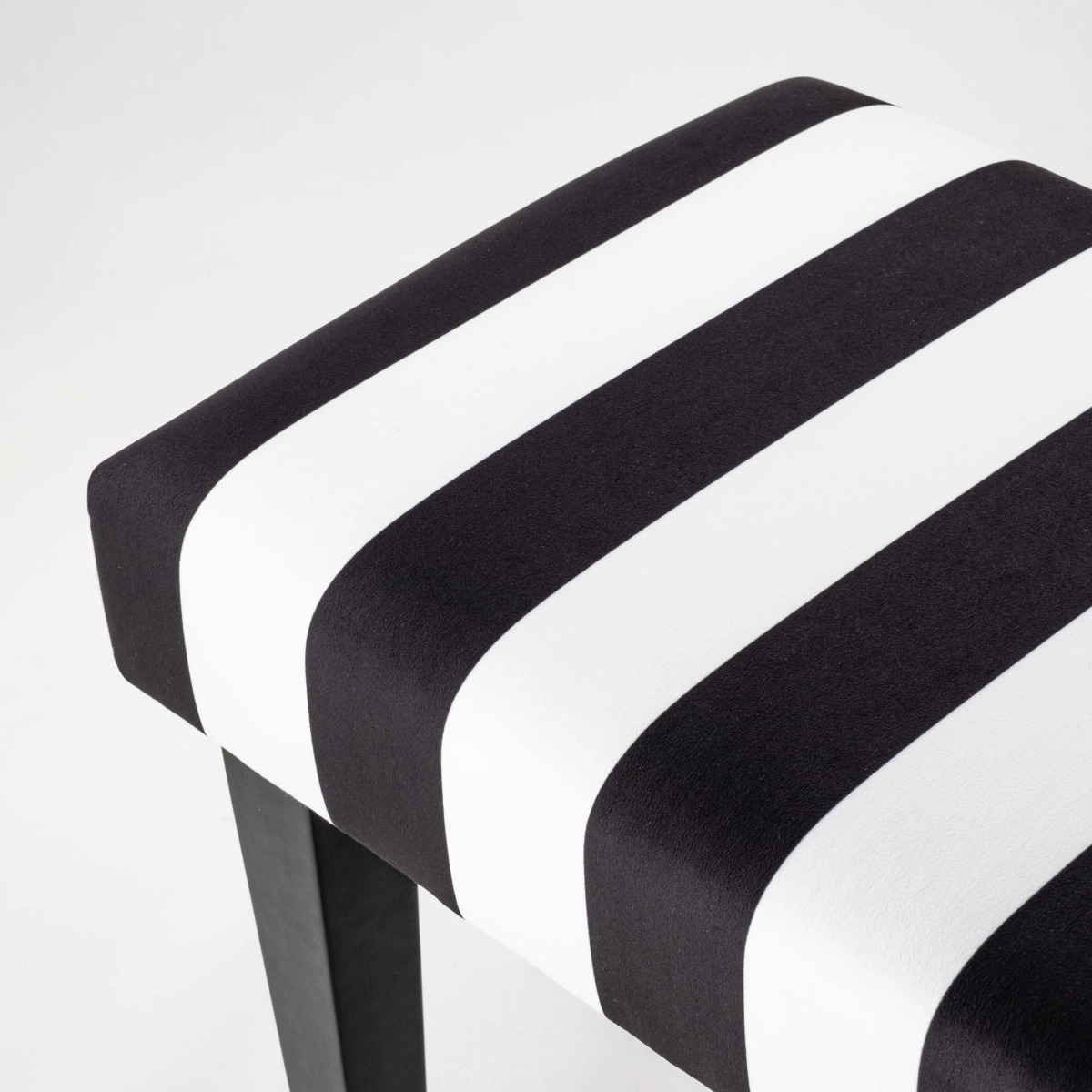 Rayures noires et blanches sur le banc
