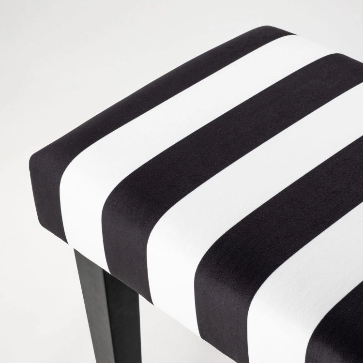 Rayures noires et blanches sur le banc