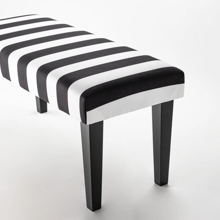 Banc rayé noir et blanc avec pieds noirs