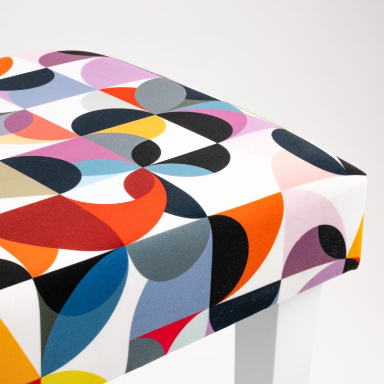 Banc rembourré à motifs avec pieds blancs