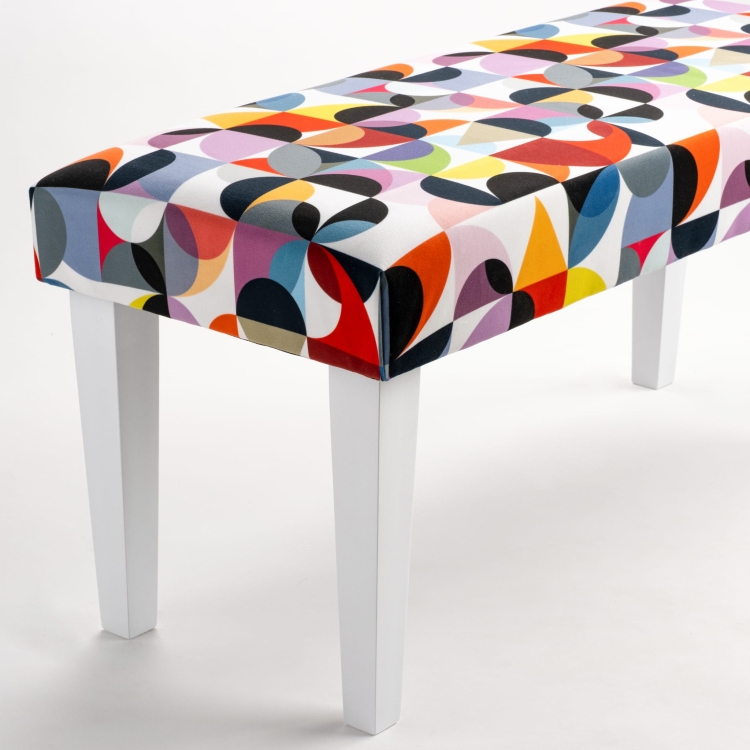 Banc à motifs sur pieds blancs