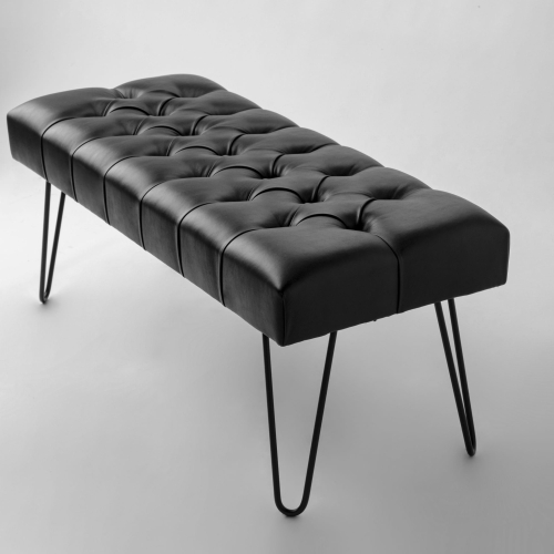 Banc en cuir noir sur pieds en métal