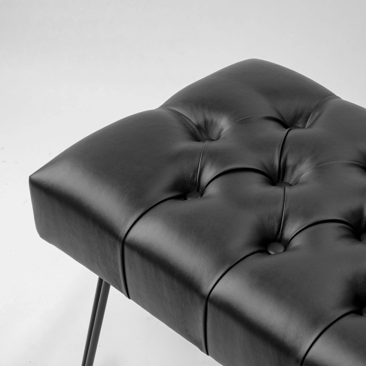 Banc en cuir noir avec pieds en métal de style loft