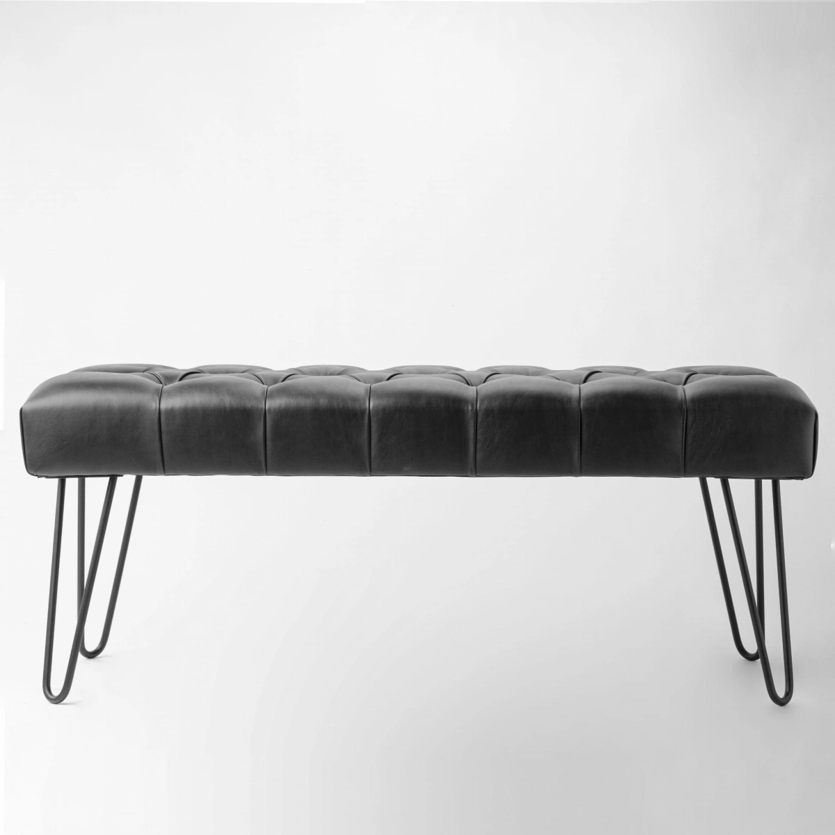 Banc en cuir noir sur pieds en métal