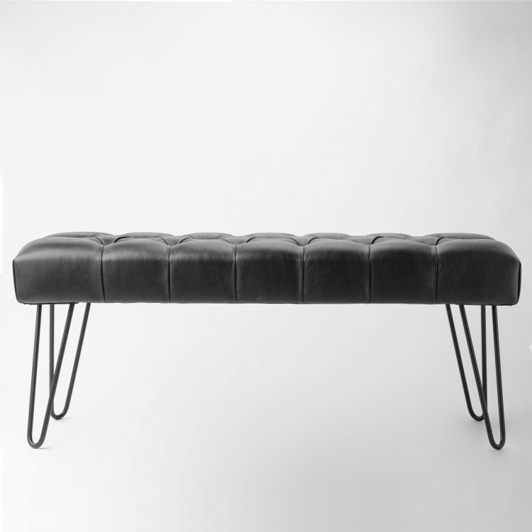 Banc en cuir noir sur pieds en métal