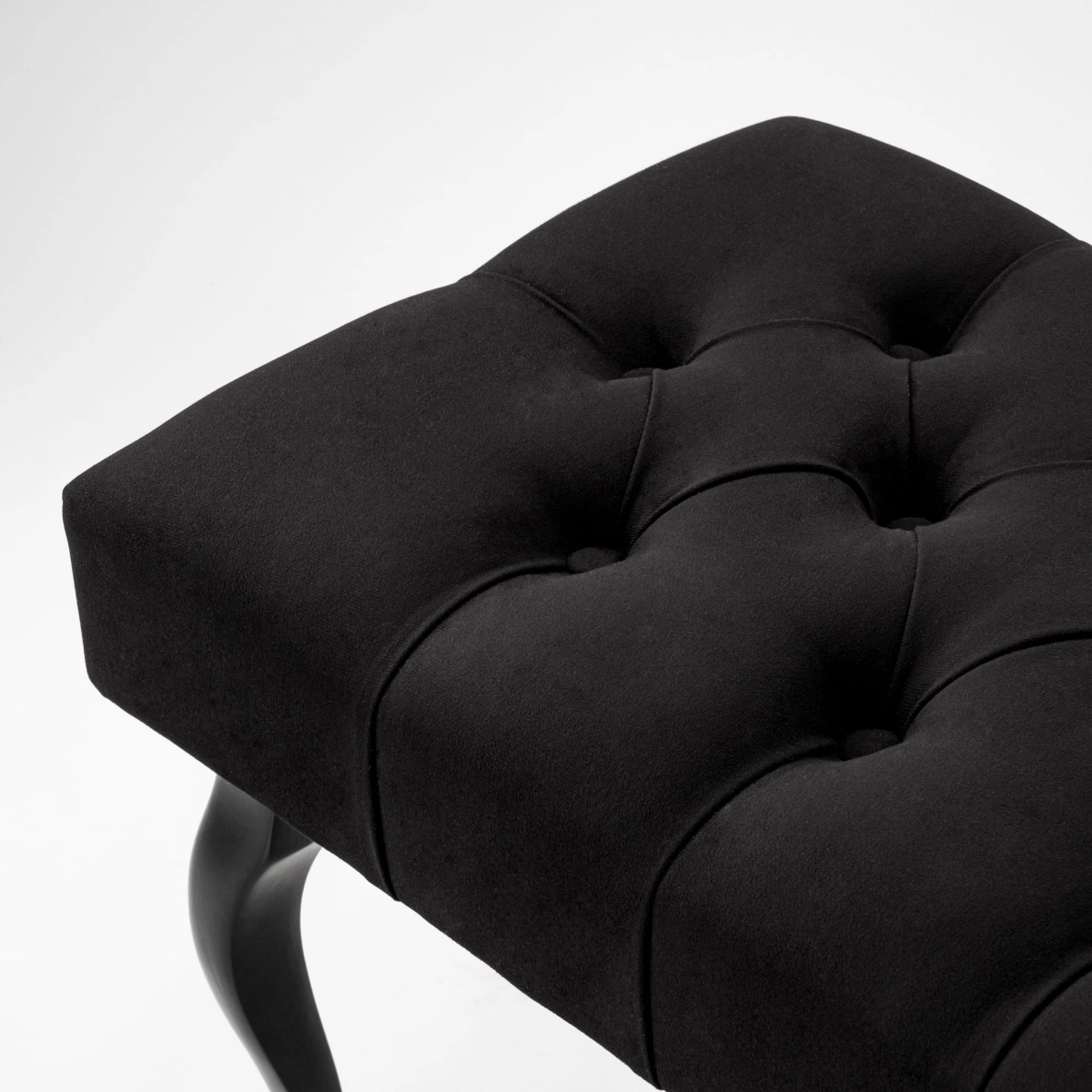 Banc Chesterfield capitonné noir pour le couloir