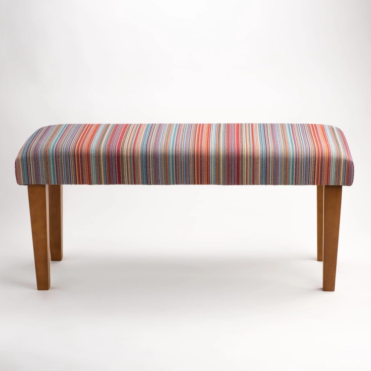Banc rayé sur pieds en bois