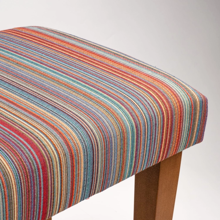 Banc rembourré à rayures avec pieds en bois