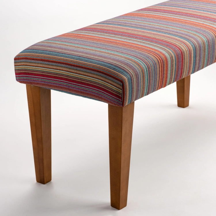 Banc rayé rembourré sur pieds en bois