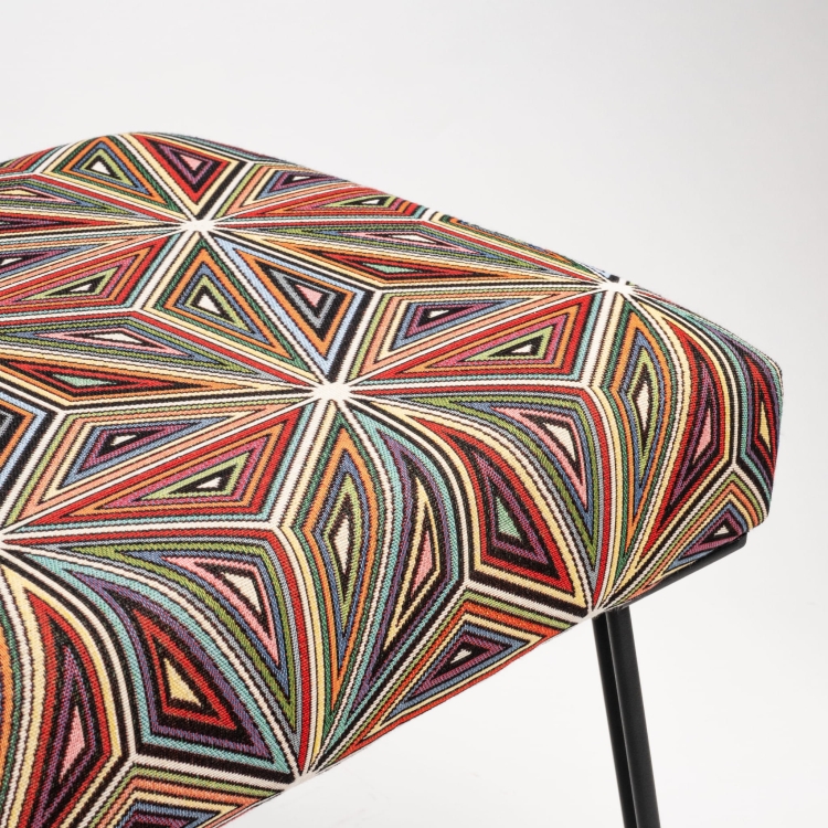 Banc à motifs sur pieds en métal