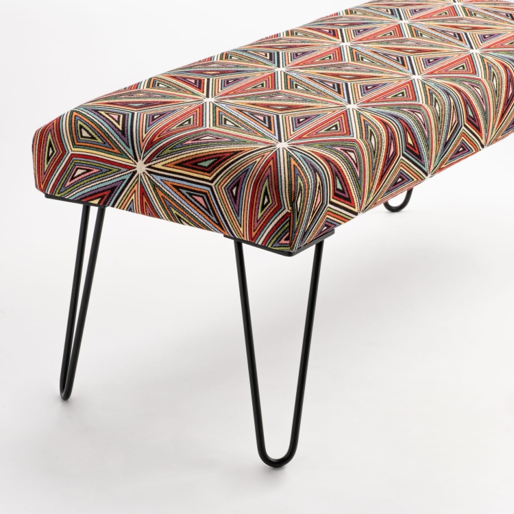 Banc à motifs sur pieds en métal