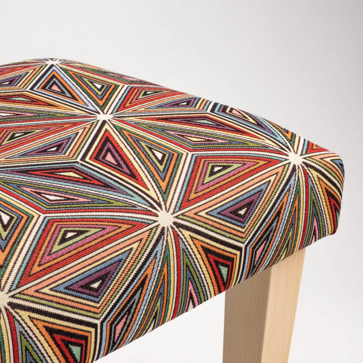 Banc rembourré à motifs sur pieds en bois