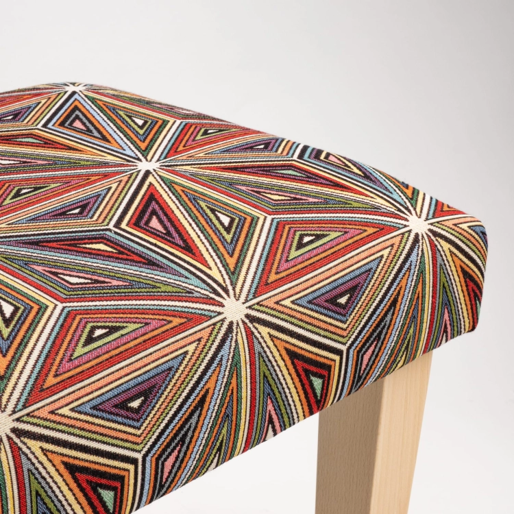 Banc rembourré à motifs sur pieds en bois